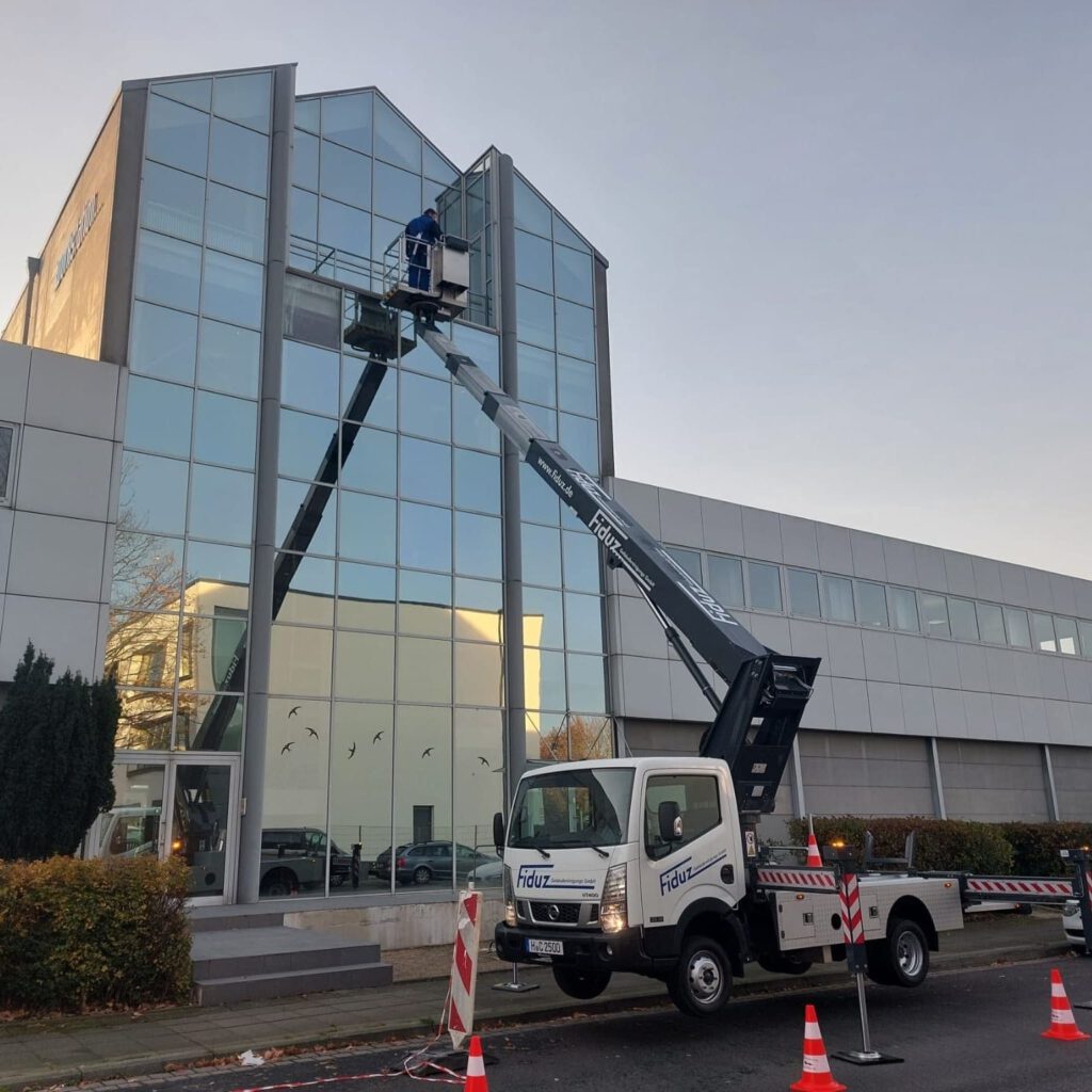 Beispiel für die Gebäudereinigung in Hannover: Fassade wird mit Hebebühne gereinigt.